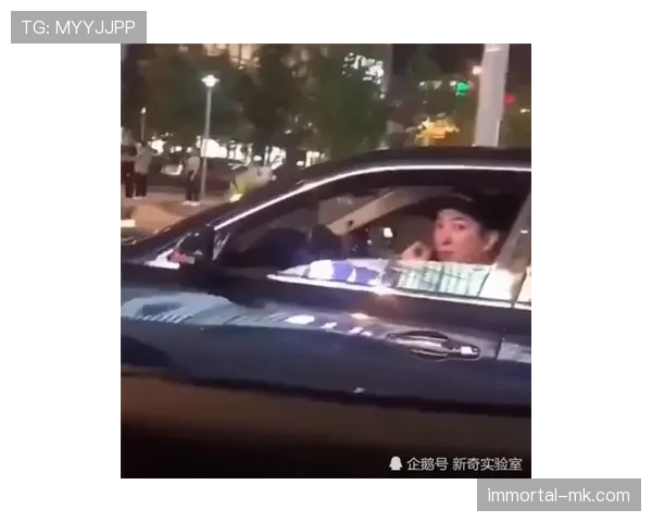 丁霞的豪车不打灯随意停，别以为球场上光鲜亮丽家里也是一出戏