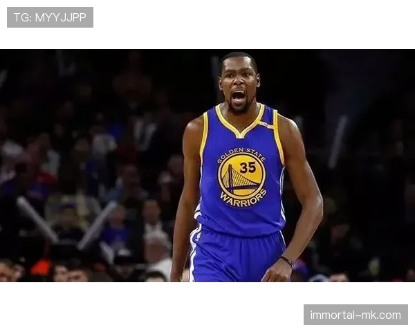 布泽尔利用背身单打提升内线效率，拉开与德怀特·霍华德的差距