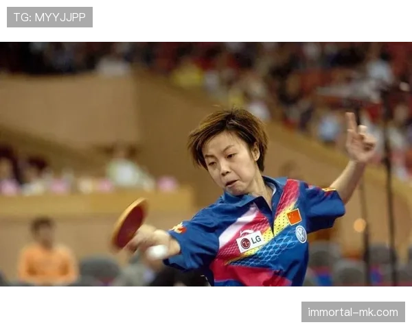 张怡宁打完比赛顺手把对手的球拍放进自己包里了